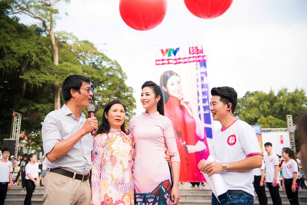 ngoc-han-mc-phan-anh-bat-khoc-vi-mon-qua-bat-ngo-8