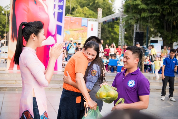 ngoc-han-mc-phan-anh-bat-khoc-vi-mon-qua-bat-ngo-9