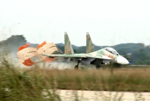 Xem Su-30MK2 Viet Nam huan luyen bay chuyen truong 