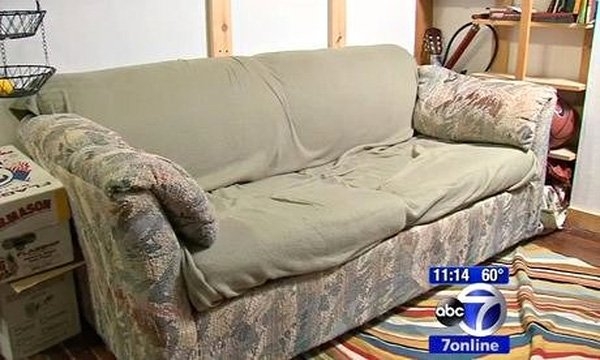 Ba sinh viên được bọc tiền gần 1 tỷ trong chiếc sofa cũ