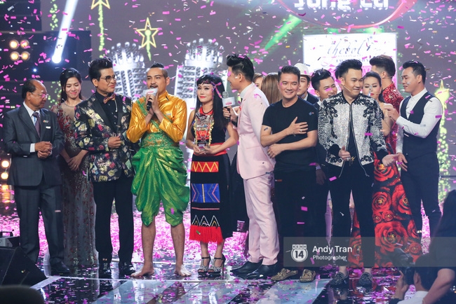 Đàm Vĩnh Hưng bật khóc khi học trò chiến thắng Tuyệt đỉnh song ca - Ảnh 4. Đàm Vĩnh Hưng bật khóc khi học trò chiến thắng Tuyệt đỉnh song ca - Ảnh 4.