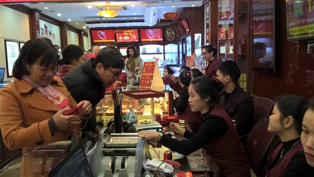  Phiên giao dịch chiều nay 15/11, giá vàng SJC được các doanh nghiệp điều chỉnh tăng vọt so với chốt phiên hôm qua, lên mức trên 36 triệu đồng/lượng. 