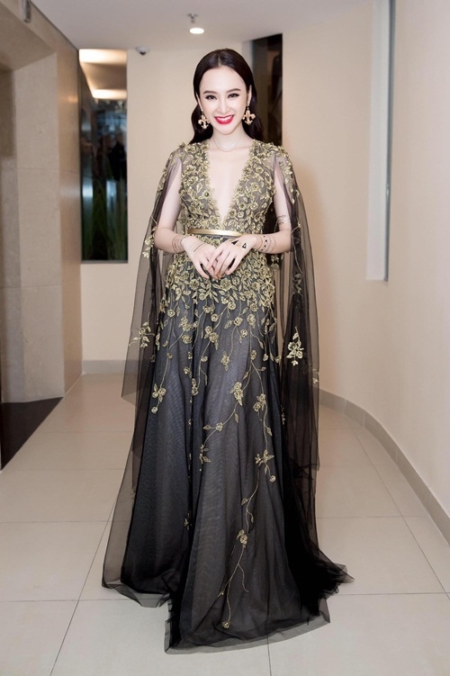 Hà Hồ, Angela Phương Trinh đẹp nhất tuần với đầm tôn ngực
