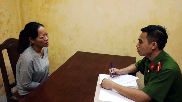 Cảnh sát lấy lời khai của Vũ Thị Ngần.