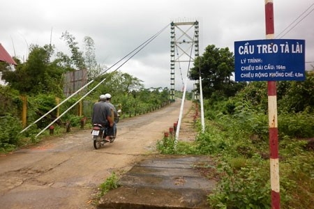 Sap cau treo, 4 nguoi roi xuong song Dong Nai hinh anh 1