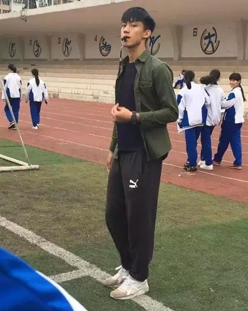 thay giao the duc dien trai nhu tran quan hy hinh anh 1