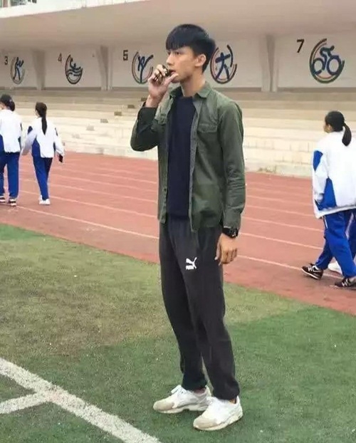 thay giao the duc dien trai nhu tran quan hy hinh anh 2