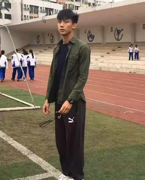 thay giao the duc dien trai nhu tran quan hy hinh anh 4