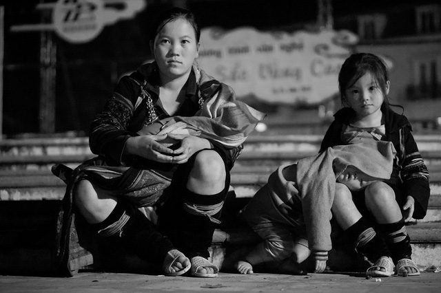 Em bé và mẹ tại phiên SaPa