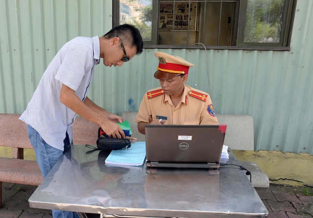 Cho tài xế xem lại hình ảnh vi phạm trước đó