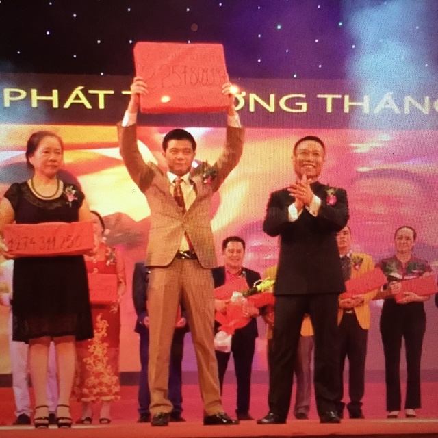  Trong một lễ phát thưởng, số tiền thưởng có một cá nhân trên 2,2 tỷ đồng, ông Lê Văn Quang, Chủ tịch Thăng Long Group nói: Mọi thứ trên đời đều có sẵn, vấn đề là lấy nó bằng cách nào 
