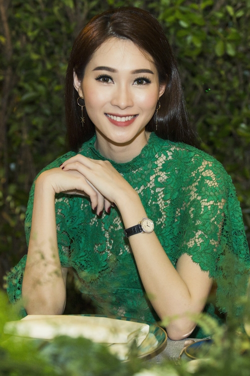 dang-thu-thao-dien-dam-xuyen-thau-di-tiec-toi-2