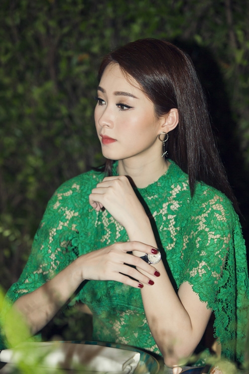 dang-thu-thao-dien-dam-xuyen-thau-di-tiec-toi-3
