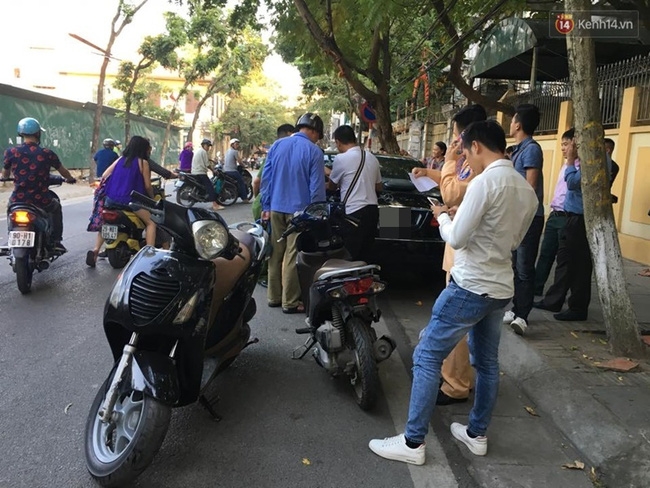 Hà Nội: Xe Mercedes va chạm liên tiếp với 2 xe máy rồi tông vào gốc cây bên đường Cao Bá Quát - Ảnh 3.