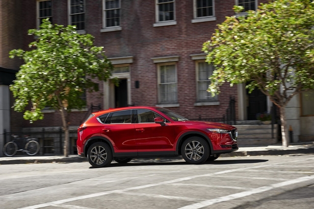  Điểm nhấn khác biệt đầu tiên so với trước của Mazda CX-5 thế hệ mới nằm ở thiết kế ngoại thất. Không có gì ngạc nhiên khi hãng Mazda lấy cảm hứng thiết kế từ CX-3 và CX-9 để áp dụng cho CX-5 thế hệ mới. 