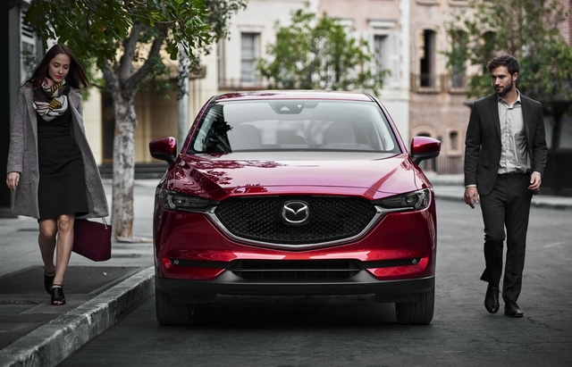  Được biết, phần đầu xe của Mazda CX-5 rộng hơn 10 mm so với trước. Điều này mang đến sự bề thế hơn cho Mazda CX-5 2017. Ngoài ra, cột A của Mazda CX-5 thế hệ mới đã được đẩy lùi lại khoảng 35 mm. 