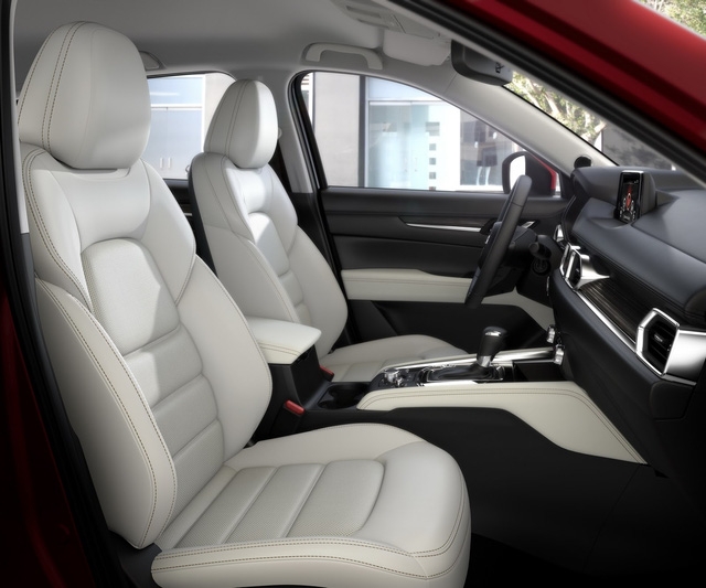  Trong khi đó, trên bảng táp-lô có màn hình 7 inch, gợi liên tưởng đến thiết kế của xe Mercedes-Benz. Dàn âm thanh Bose cao cấp 10 loa và hệ thống Mazda Connect hỗ trợ kết nối với điện thoại thông minh là những điểm nhấn khác về trang bị của Mazda CX-5 2017. 