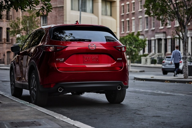  Tuy nhiên, điều khiến người ta quan tâm nhất có lẽ là hệ dẫn động của Mazda CX-5 2017. Ở thế hệ mới, Mazda CX-5 được trang bị 3 tùy chọn động cơ khác nhau. Đầu tiên là động cơ diesel SkyActiv-D 2,2 lít. Tiếp đến là 2 động cơ xăng SkyActiv-G phun nhiên liệu trực tiếp, dung tích 2.0 và 2,5 lít. 