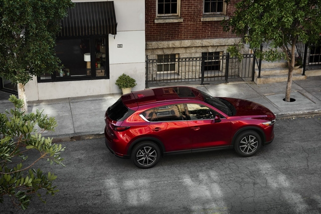  Như vậy, Mazda CX-5 thế hệ mới không hề có động cơ tăng áp như tin đồn. Đây sẽ là một nhược điểm của Mazda CX-5 2017 so với Honda CR-V thế hệ mới tại thị trường Mỹ. 