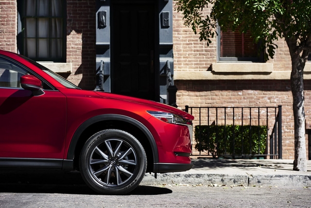  Theo hãng Mazda, khung gầm của CX-5 thế hệ mới đã được tăng 15,5% độ cứng xoắn so với phiên bản cũ. Có được điều này là nhờ thép siêu cường độ cao trên cột A và B. Chưa hết, thiết kế khí động học mới của xe còn giúp giảm tiếng ồn lọt vào khoang nội thất. 