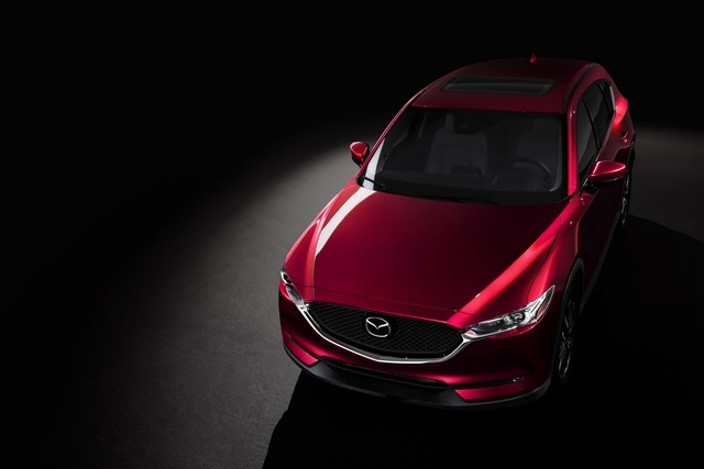  Về an toàn, Mazda CX-5 thế hệ mới có hệ thống kiểm soát hành trình bằng radar và nhận diện biển báo giao thông. Tính năng này có thể đọc giới hạn tốc độ và những biển báo khác rồi hiển thị trên màn hình 4,6 inch. Thêm vào đó là hệ thống kiểm soát mô-men xoắn giúp cải thiện cảm giác lái và khả năng xử lý cho xe. 