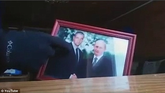  Bức ảnh ông Putin chụp cùng một người đàn ông. Ảnh: YouTube 