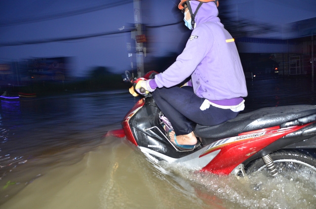 Nhiều đoạn đường ngập đến hơn nửa xe máy