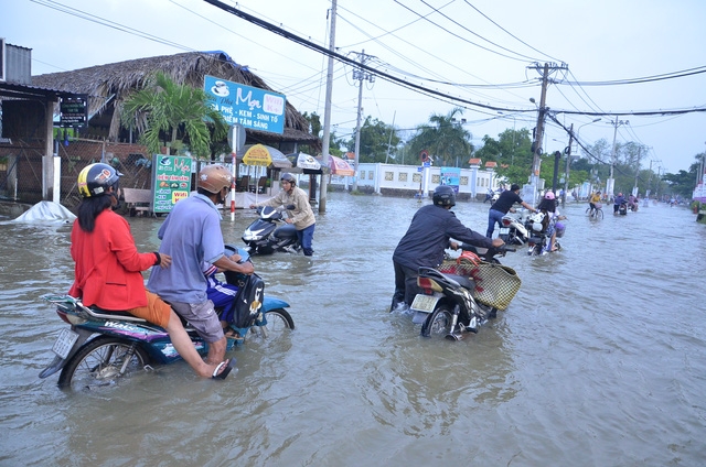 Các phương tiện chết máy hàng loạt trên đường Lê Văn Lương