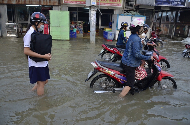 Các em học sinh đi học rất vất vả.