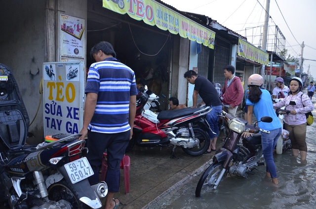 Tiệm sửa xe đông khách.