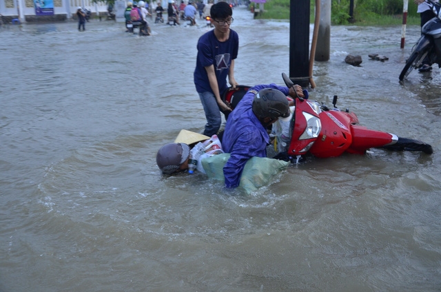 Nhiều người đi đường ngập bị ngã rất nguy hiểm.