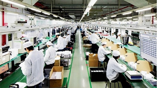 Một dây chuyền tại Foxconn, nhà máy sản xuất iPhone cho Apple. Ảnh: Wired.