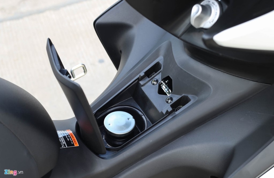 Chi tiet Yamaha NVX: Kich thuoc lon, dang the thao hinh anh 12