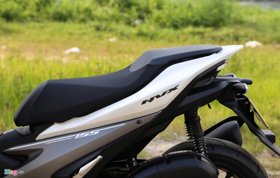 Chi tiet Yamaha NVX: Kich thuoc lon, dang the thao hinh anh 18