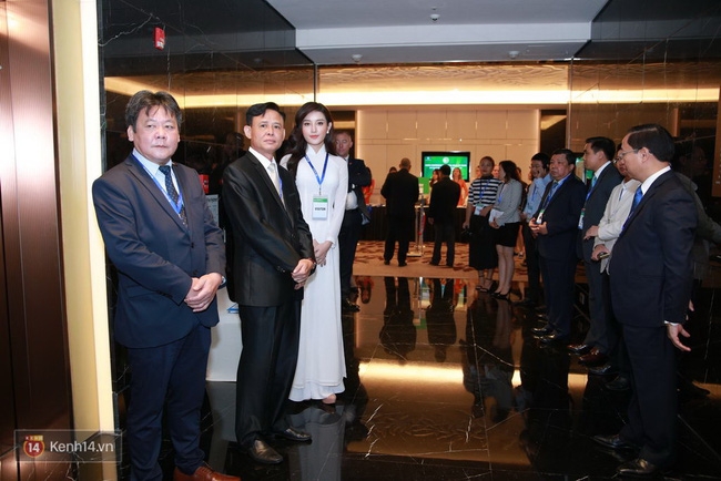 Huyền My diện áo dài trắng, rạng ngời đón tiếp Hoàng tử nước Anh - Ảnh 1. Huyền My diện áo dài trắng, rạng ngời đón tiếp Hoàng tử nước Anh - Ảnh 1.