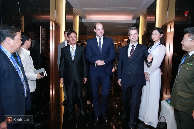 Huyền My diện áo dài trắng, rạng ngời đón tiếp Hoàng tử nước Anh - Ảnh 2.