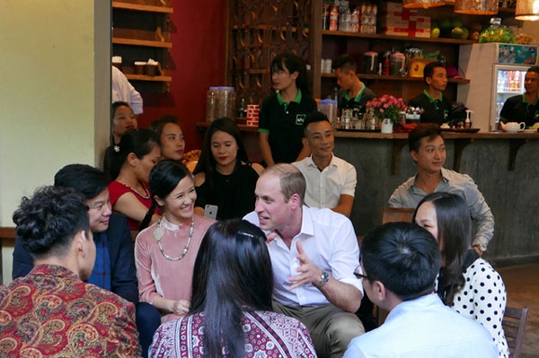Hoàng tử William có buổi cà phê trò chuyện với các nghệ sĩ như ca sĩ Hồng Nhung, nhạc sĩ Thanh Bùi, nghệ sĩ Xuân Bắc... (Ảnh: An Bình)