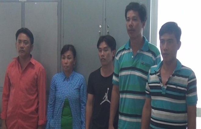 Trieu tap nhom danh 3 nguoi ban hang rong o Sai Gon hinh anh 1