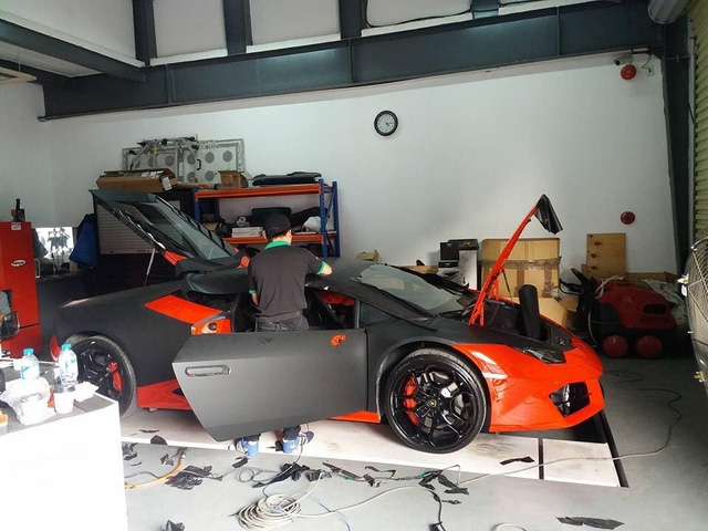 Vừa tìm thấy chủ nhân, Lamborghini Huracan 16,5 tỷ Đồng được thay áo đen nhám cá tính - Ảnh 2.