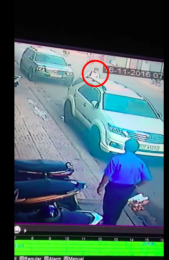 Clip: Vụ cướp giật giữa Sài Gòn khiến nạn nhân ngã gãy xương vai - Ảnh 1.