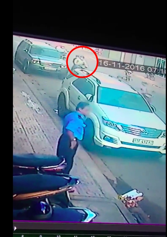 Clip: Vụ cướp giật giữa Sài Gòn khiến nạn nhân ngã gãy xương vai - Ảnh 2.