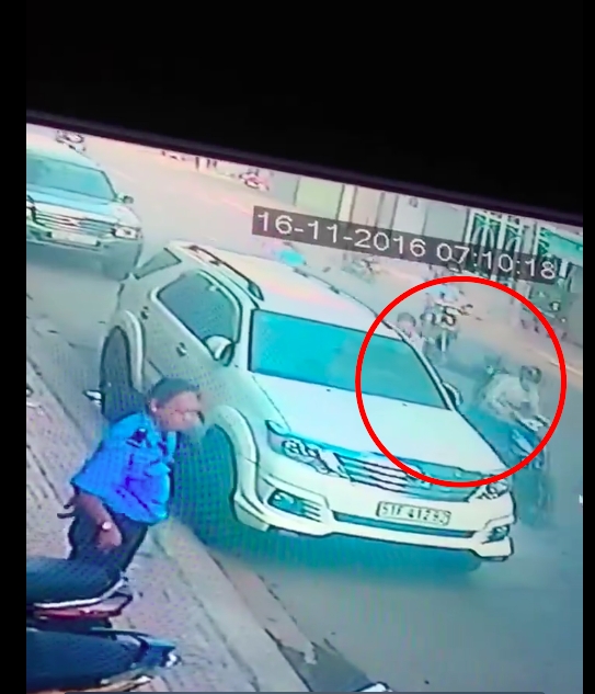 Clip: Vụ cướp giật giữa Sài Gòn khiến nạn nhân ngã gãy xương vai - Ảnh 3.