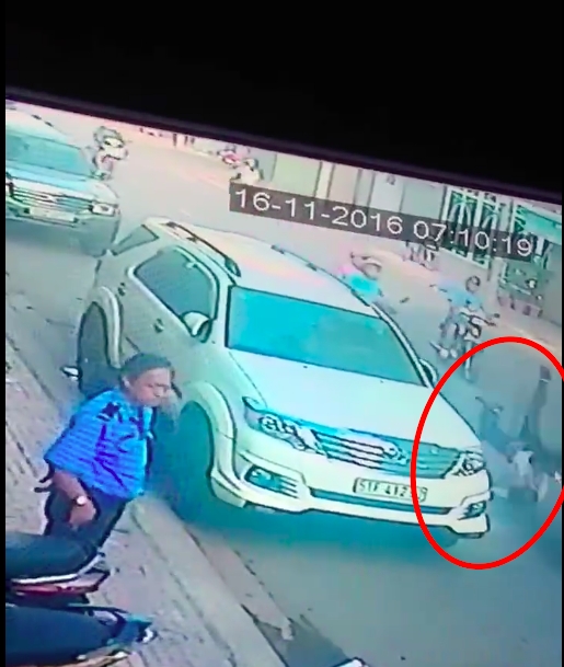 Clip: Vụ cướp giật giữa Sài Gòn khiến nạn nhân ngã gãy xương vai - Ảnh 4.