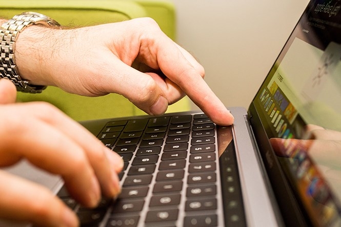 MacBook Pro với Touch Bar có giá bán khởi điểm từ 1.799 USD /// Ảnh: CNET