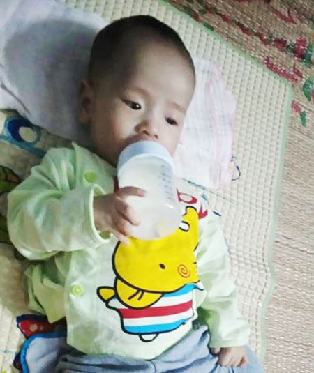 ong-bo-tre-vua-cham-vo-u-nao-vua-miet-mai-xin-sua-cho-con-1