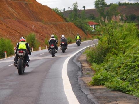 Xe phan khoi lon di cao toc: Dan choi cung khong dam
