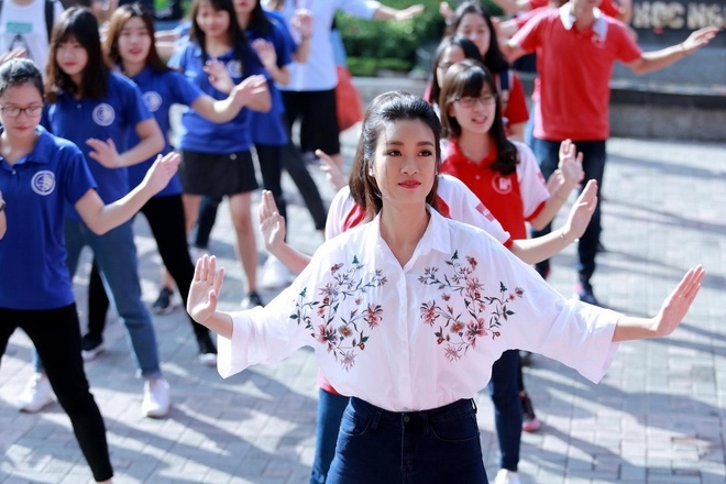 Đỗ Mỹ Linh mong thầy cô 'quên' mình là hoa hậu