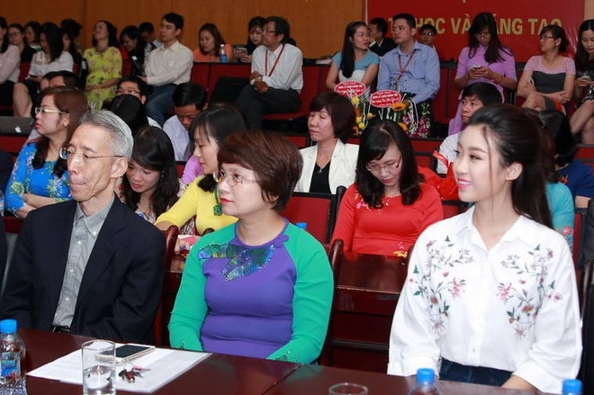 Đỗ Mỹ Linh mong thầy cô 'quên' mình là hoa hậu