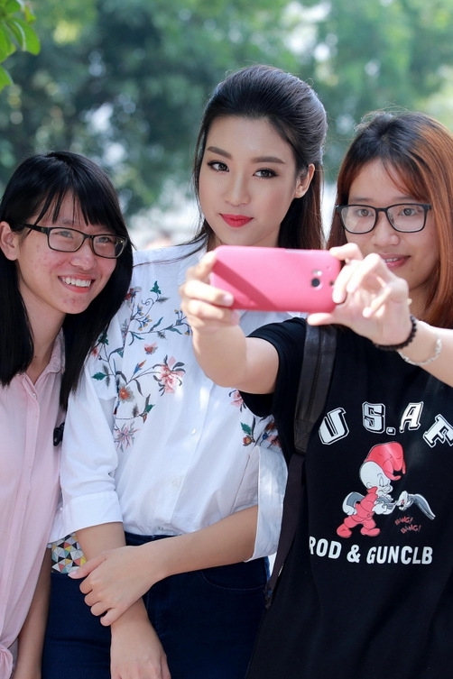 Đỗ Mỹ Linh mong thầy cô 'quên' mình là hoa hậu