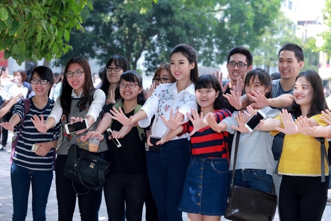 Đỗ Mỹ Linh mong thầy cô 'quên' mình là hoa hậu
